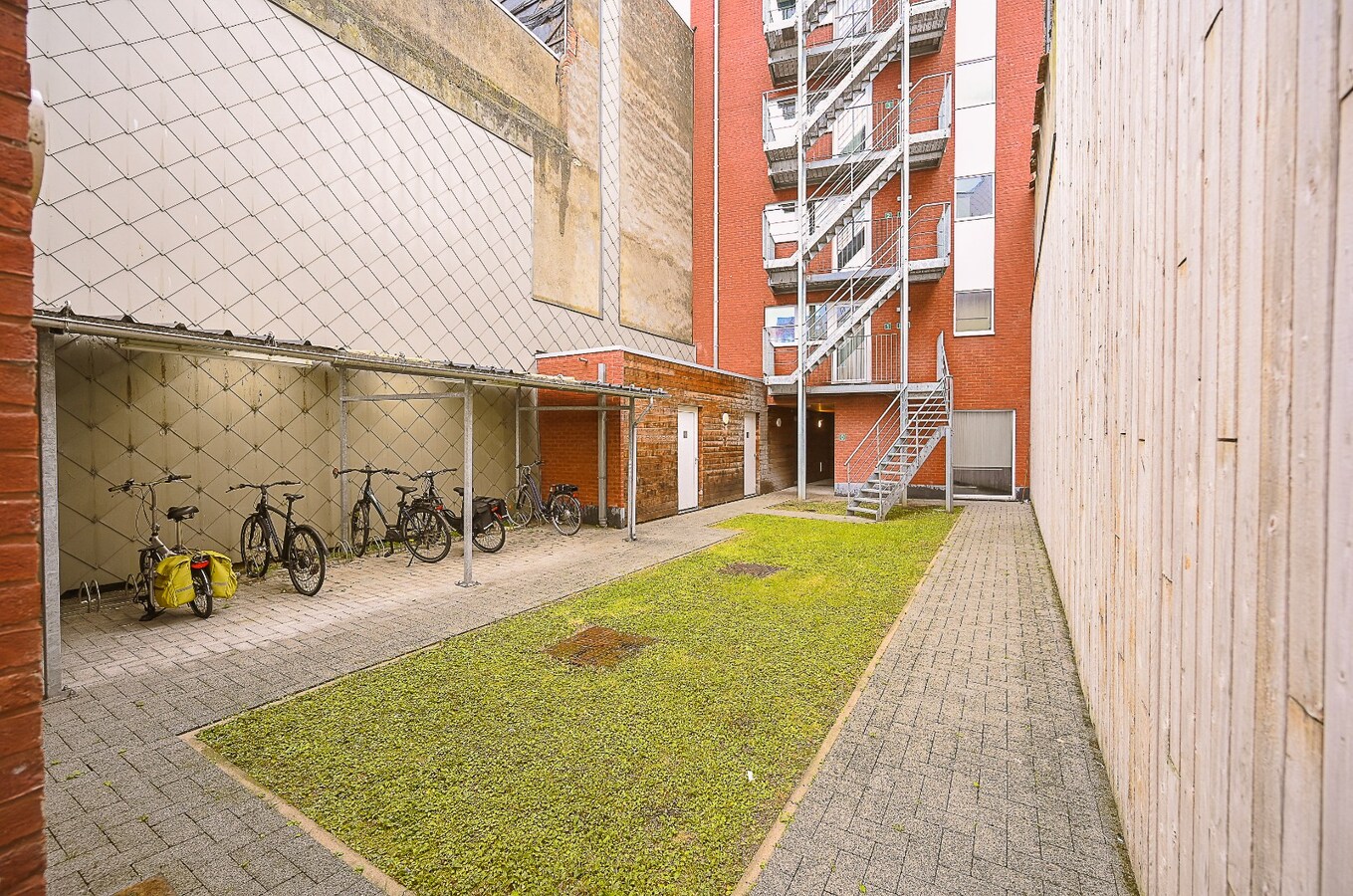 DUPLEX APPARTEMENT MET ZONNETERRASSEN OP TOPLIGGING 