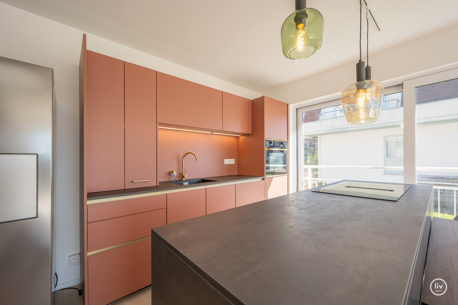 Appartement d'angle orienté au sud avec vue dégagée, situé dans une charmante résidence de villas à distance de marche de la digue de Duinbergen. 