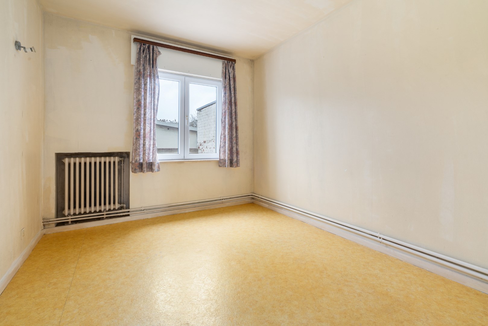 Te renoveren 3 slaapkamer appartement vlakbij de Zeedijk van Zeebrugge 