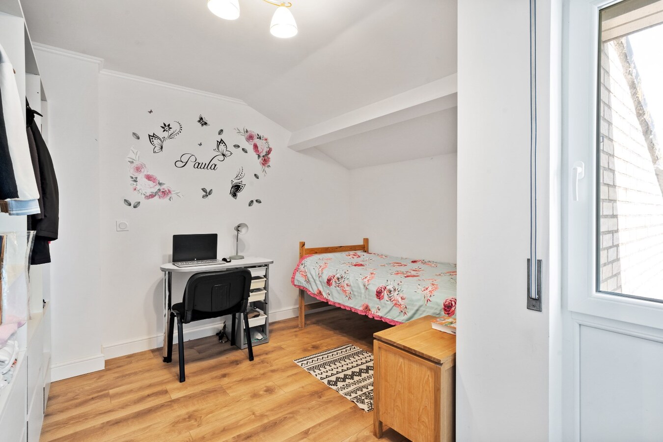 Prachtig gelegen halfopen woning met garage en prachtige landelijke verzichten. 