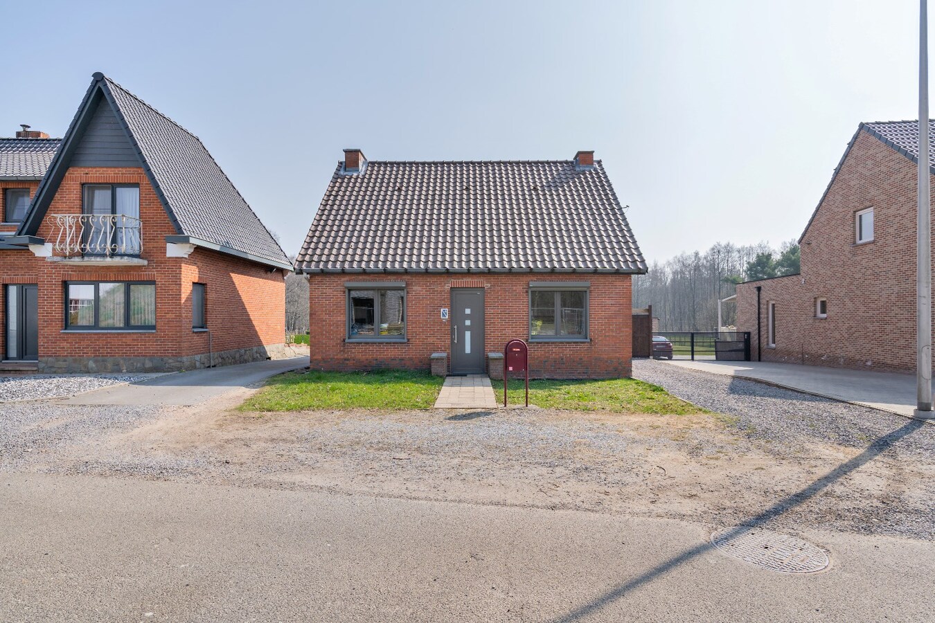 Gerenoveerde woning met drie slaapkamers op groot perceel 