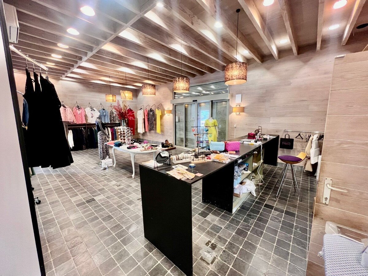 Ruime winkelruimte te huur in Moorslede, perfect voor diverse doeleinden! 