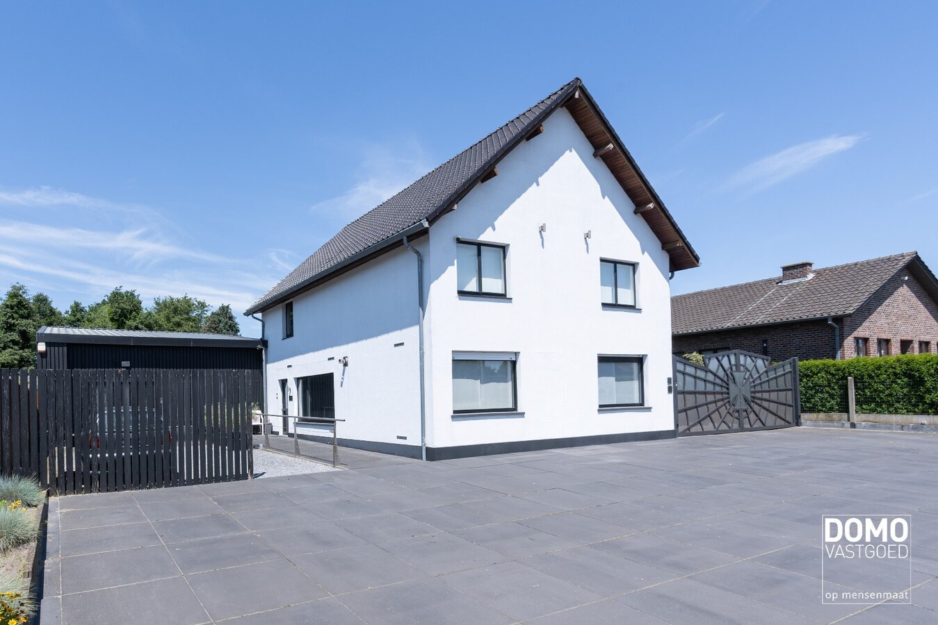 UNIEKE EIGENDOM MET WONING, 2 APPARTEMENTEN EN MAGAZIJNEN OP 13A88CA 