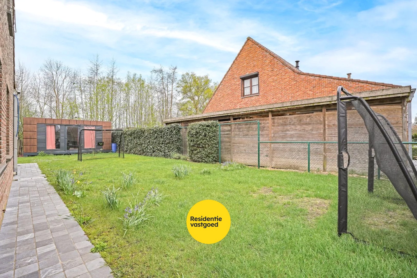 Gerenoveerde alleenstaande woning op 637m² te Veurne! 