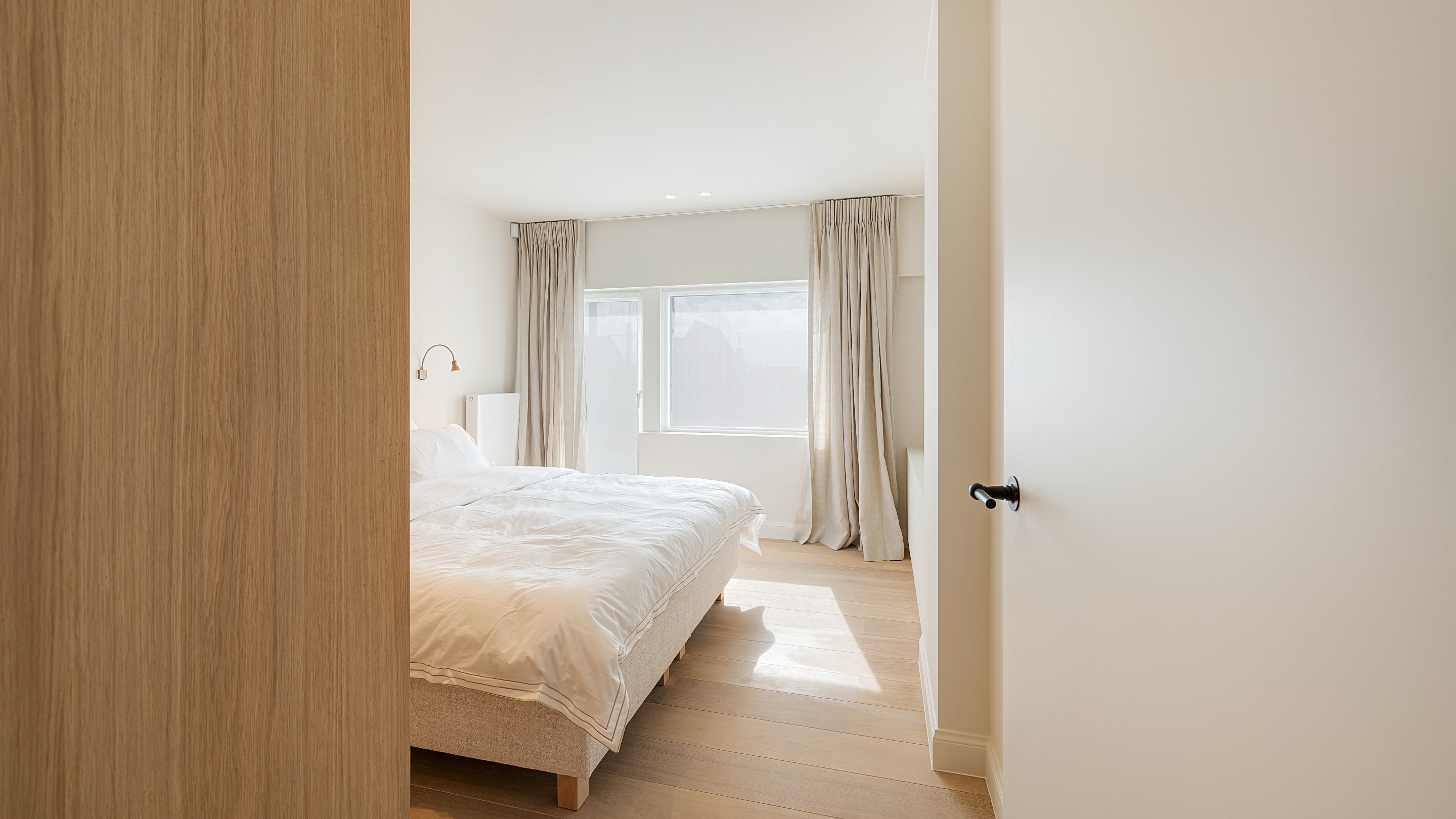 Op een uitmuntende locatie in Duinbergen, op wandelafstand van het strand en de duinen, bevindt zich deze prachtig en hoogwaardig gerenoveerde koppelvilla. 