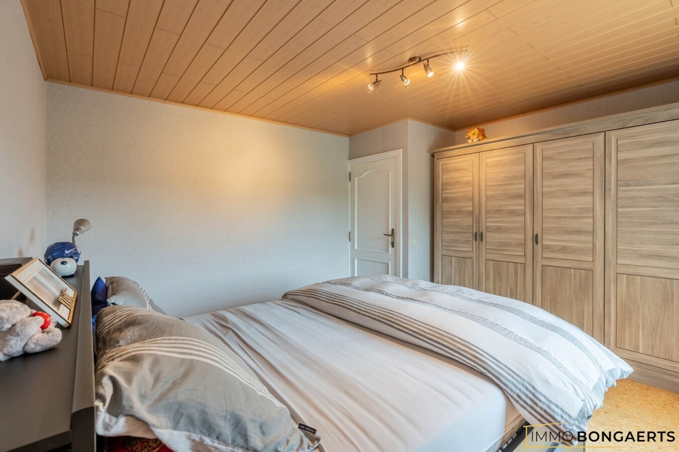 Ruim appartement met 3 slaapkamers en garage. 