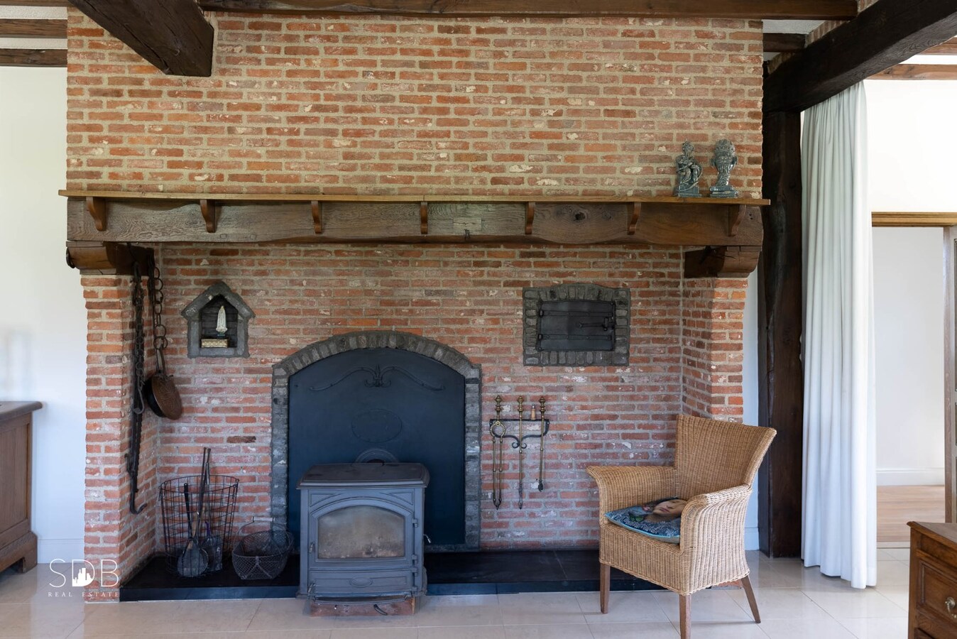 Stijlvolle villa met diverse bijgebouwen en graslanden op circa 3ha 