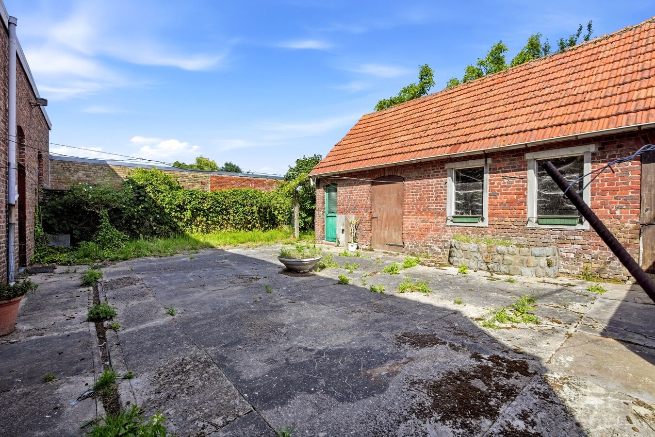 Ruime halfopen bebouwing op een perceel van 1491m² met 7 slaapkamers! 
