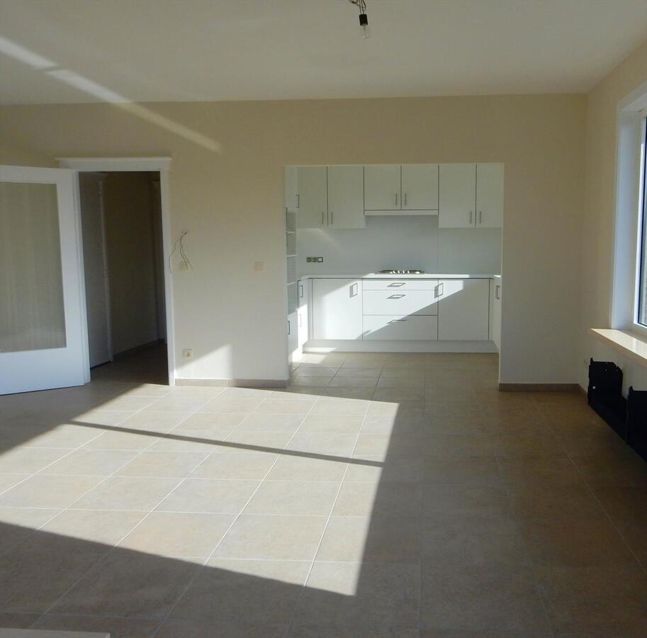 Vernieuwd ruim appartement met 3 slaapkamers en garagebox 