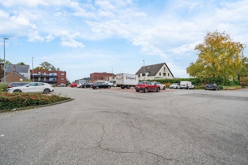 Rijksweg: Commercieel goed gelegen handelspand (ca 1.100 m²) met parking. 