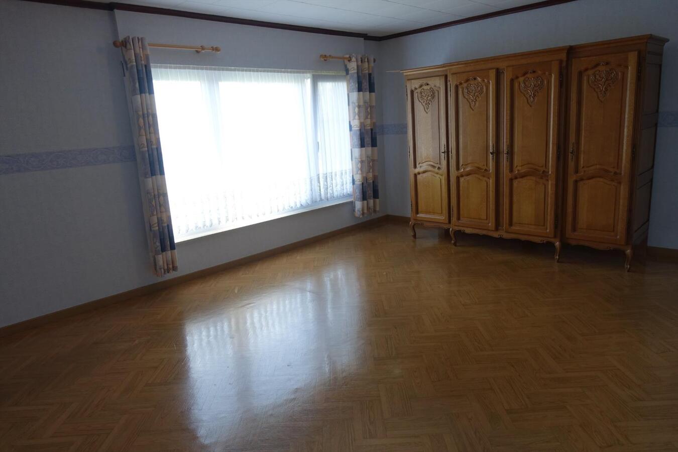 Volledig afgewerkte halfopen woning op zonnig perceel van 525 m² 