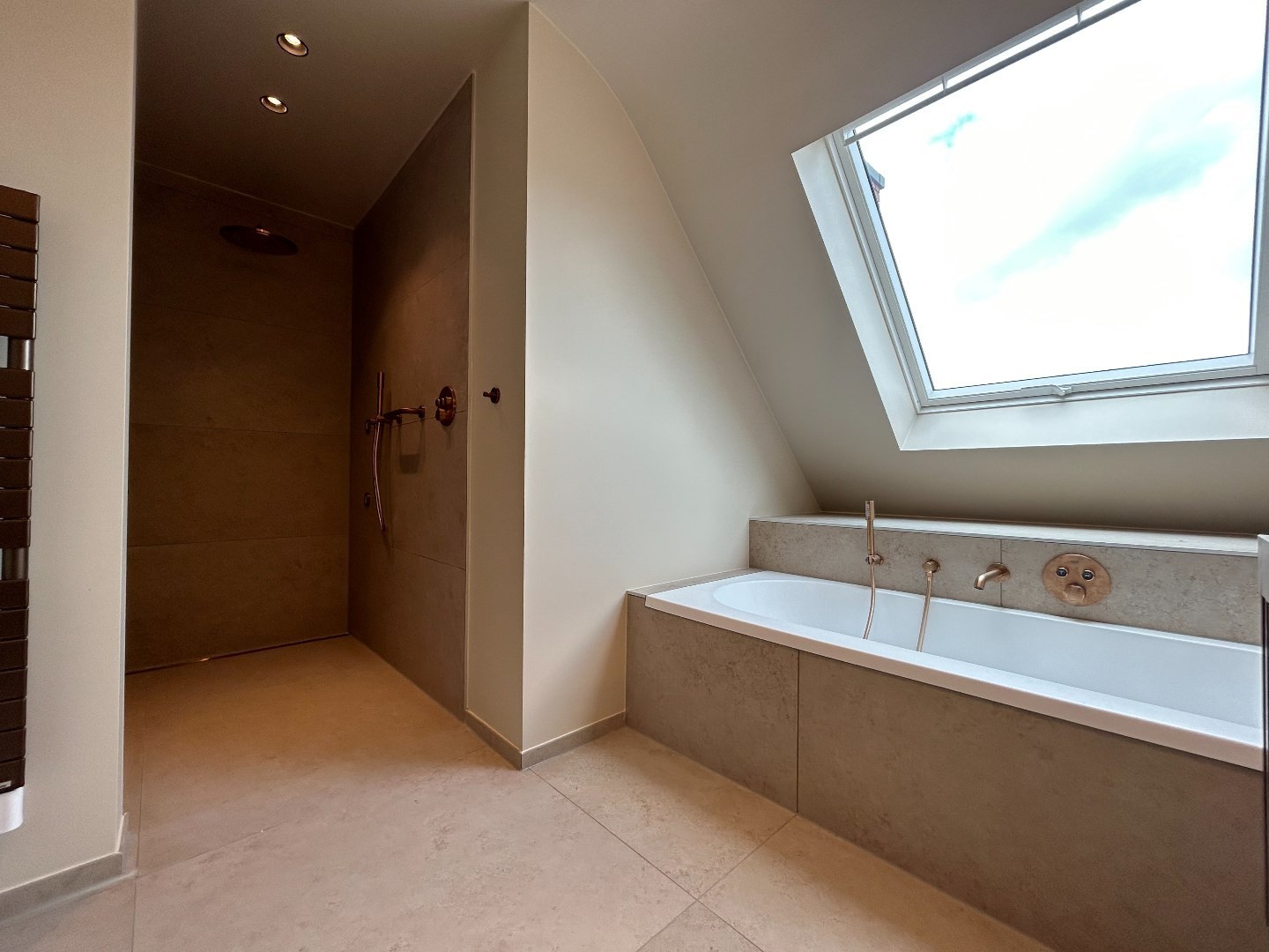 Prachtig dakappartement met 2 slaapkamers, nabij de markt van Geel! 
