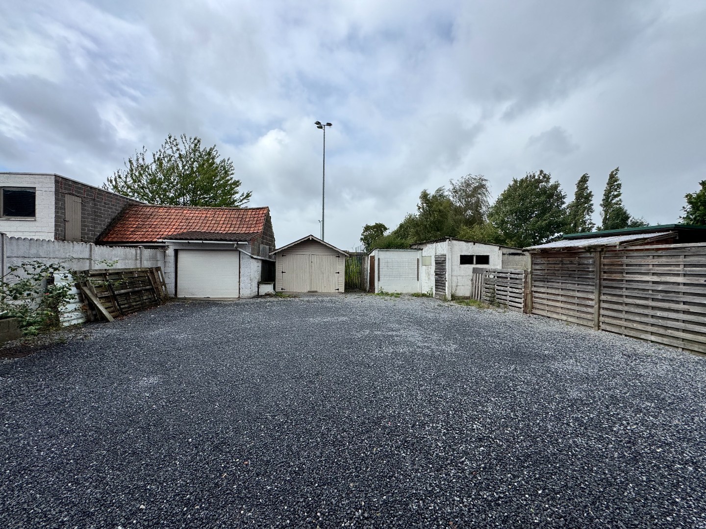 Woning met tal van mogelijkheden in centrum Zulte. 