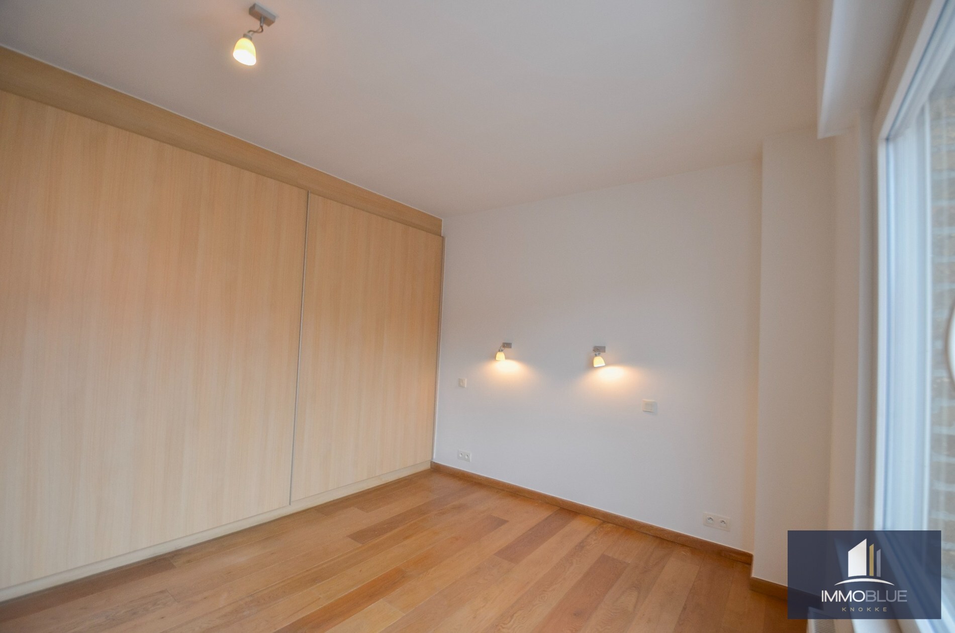 Ruime woning met ruime terrassen en een inpandige garage gelegen nabij de keuvelhoekstraat. 