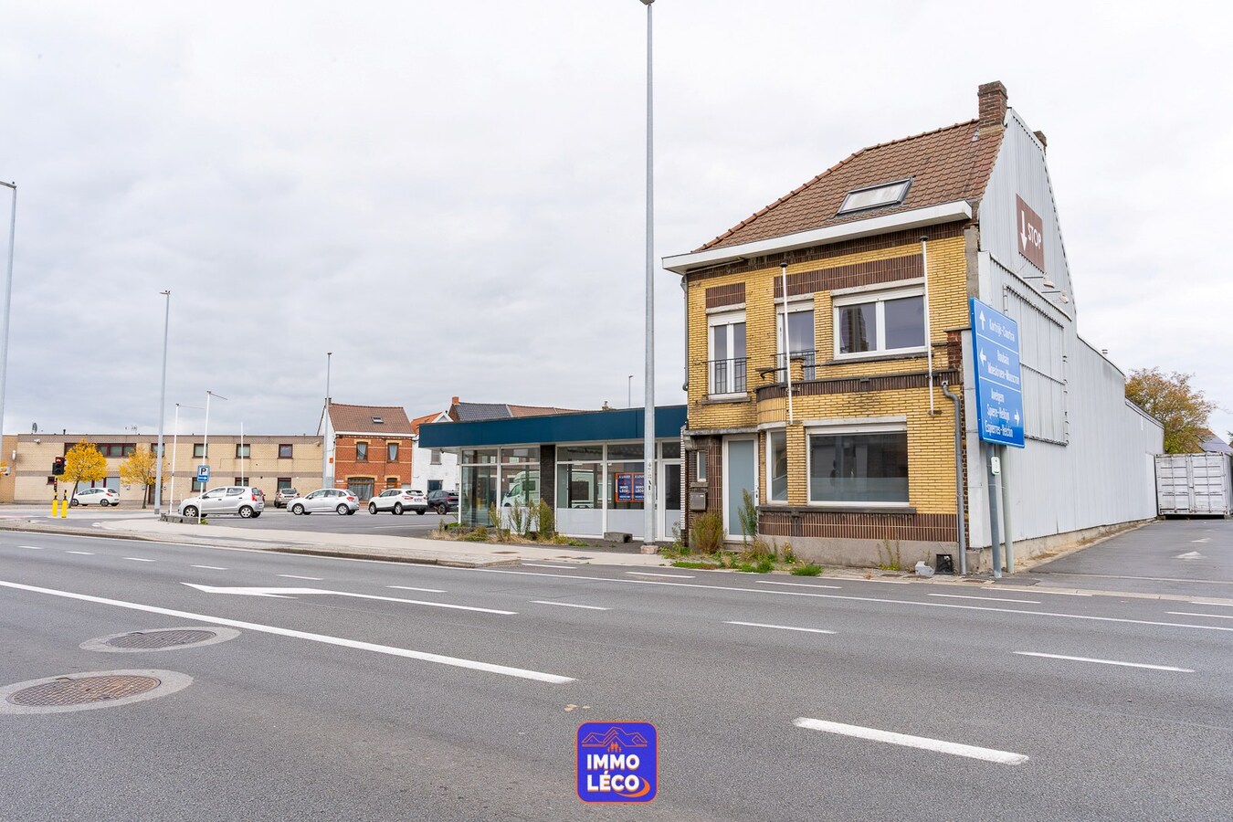 Surface commerciale de 450m2 avec habitation, facilités de parking, etc.. RARE à la location ! Situation exceptionnelle ! 