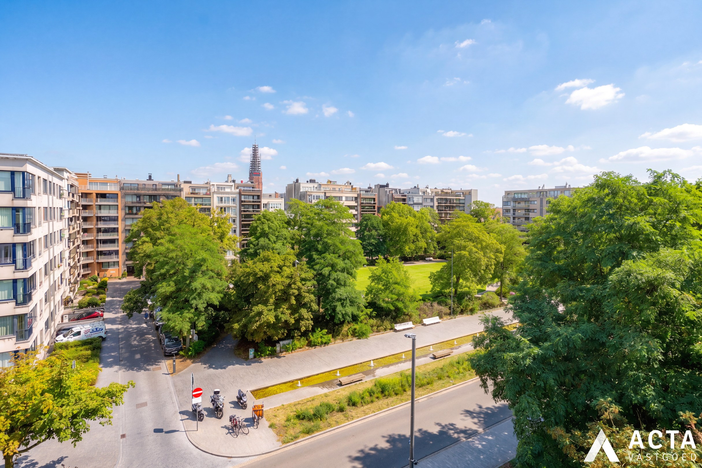 Instapklaar appartement met twee slaapkamers en parkzicht. 