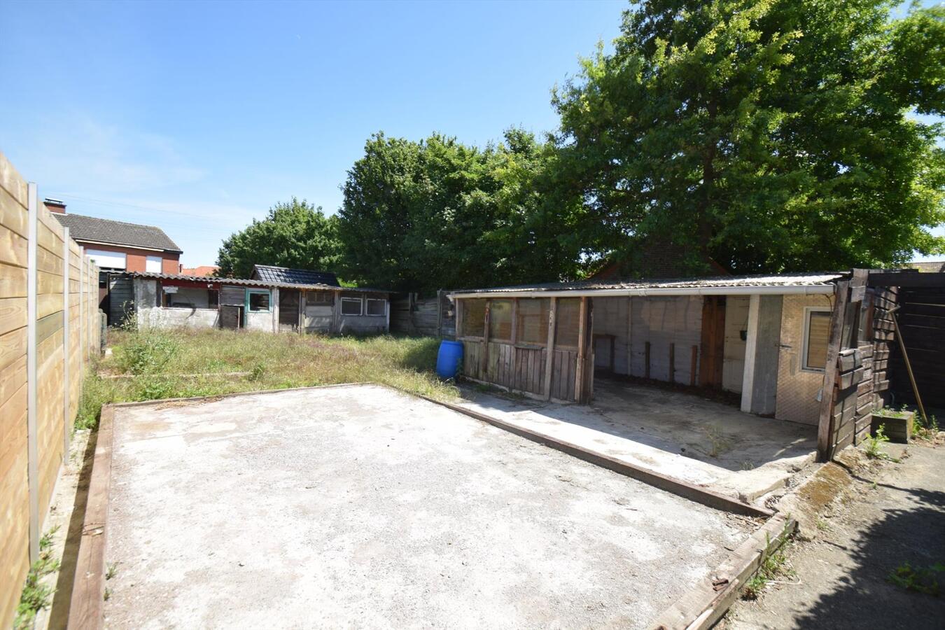 Ruime op te knappen woning met garage + zongerichte tuin, op 538 m² grond 