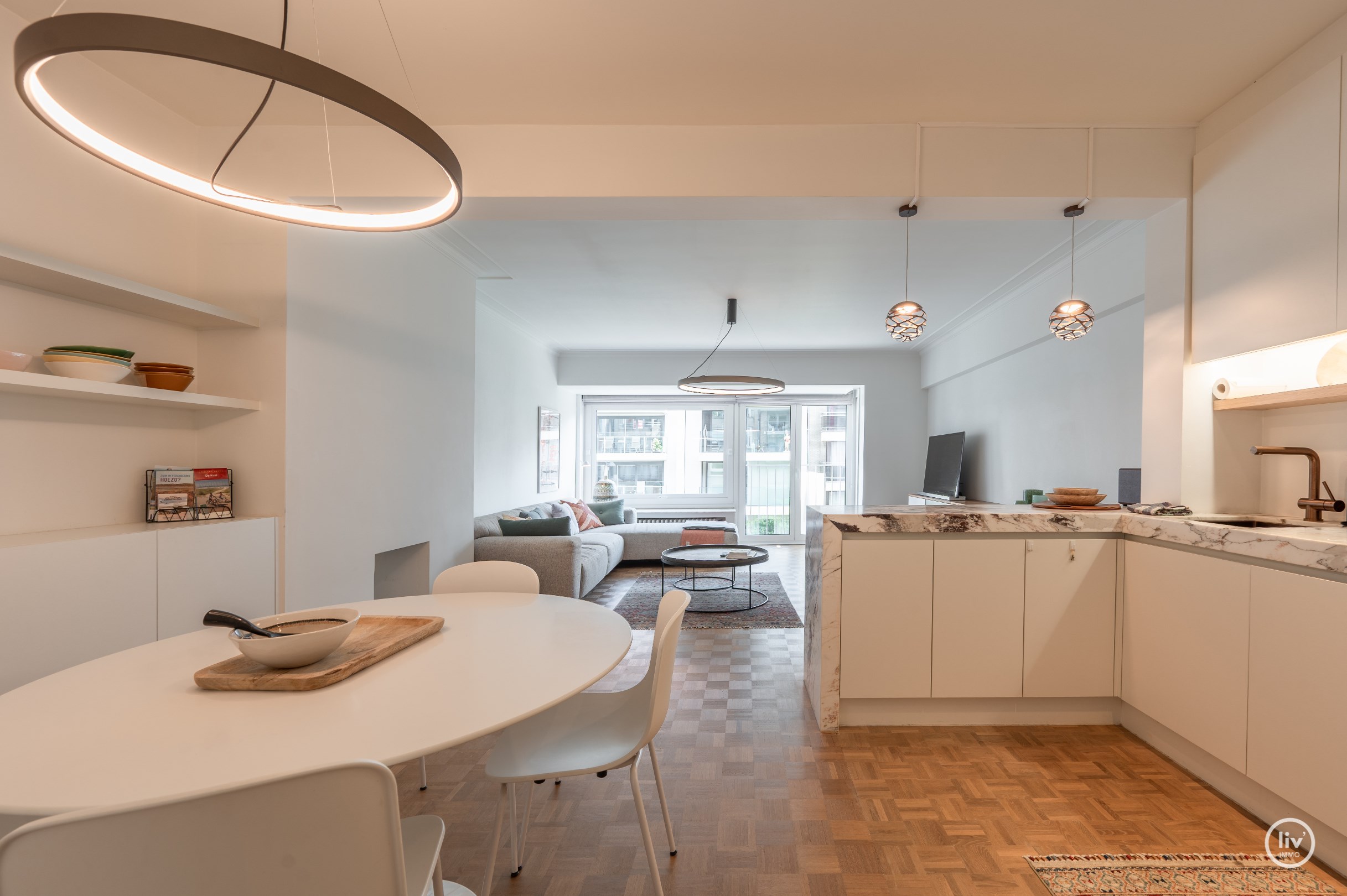 Modern en stijlvol gerenoveerd appartement in hartje Knokke. 