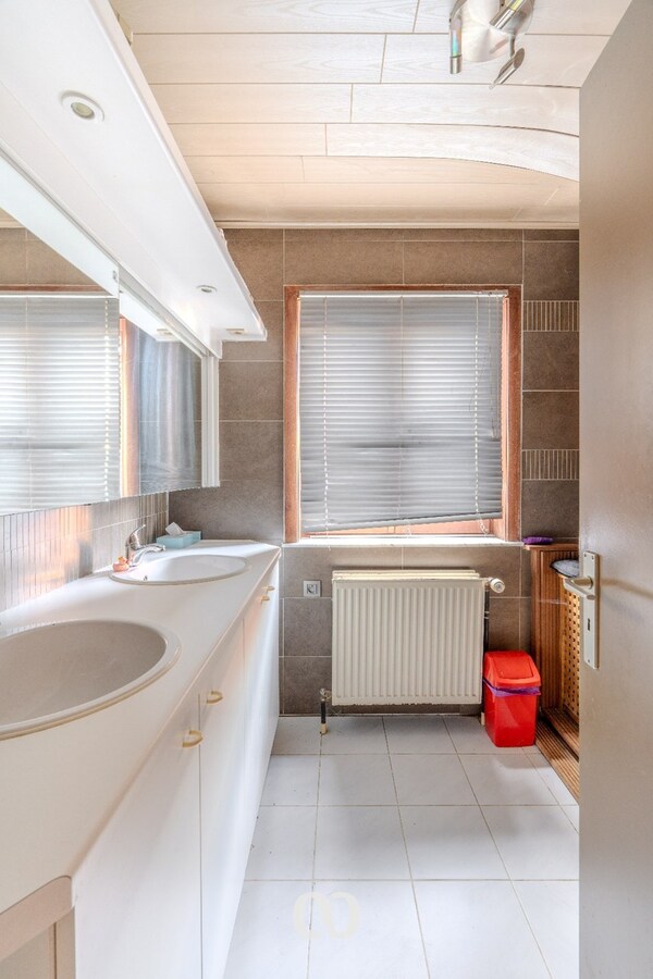 Handelspand met woonst en mogelijkheden in centrum Gavere 