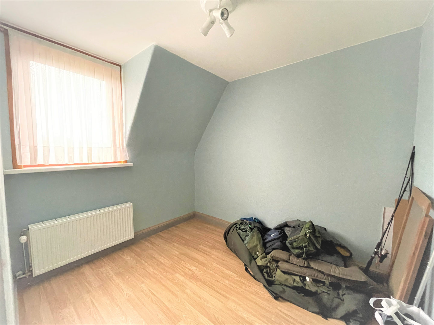 Statige halfopen woning met 3 slaapkamers en garage 