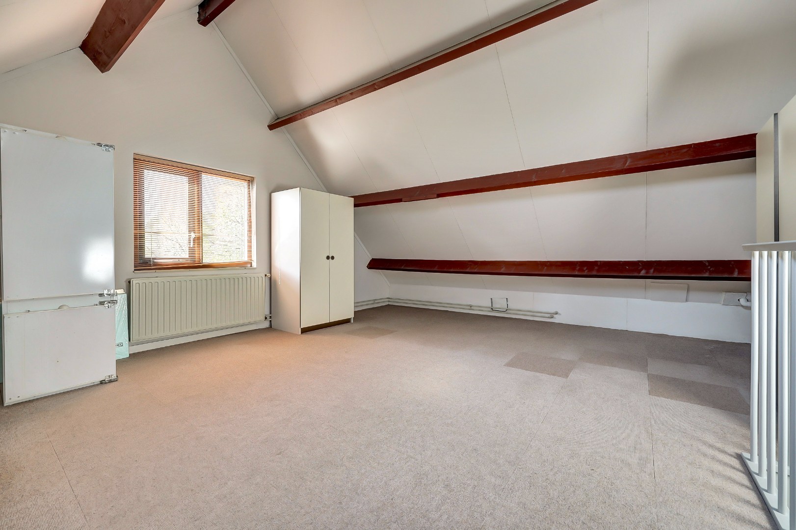 Ruime 5-kamer hoekwoning met aangebouwde garage op een kavel van maar liefst 297 m2 eigen grond! 