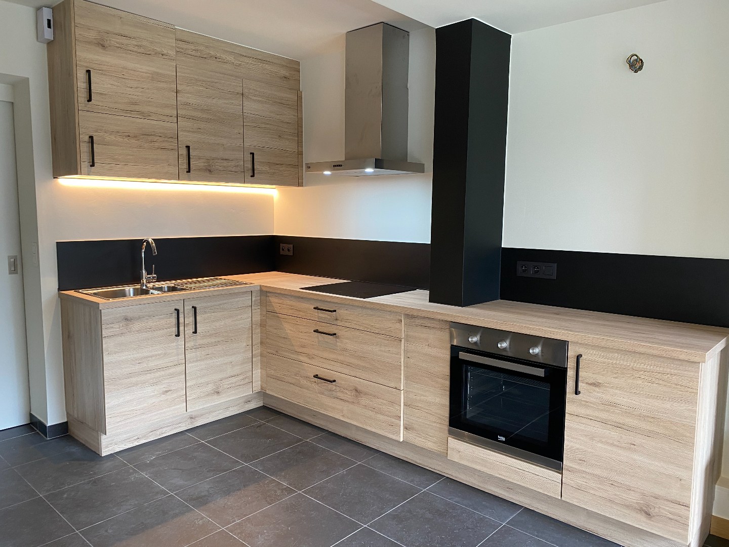 Charmante gerenoveerde halfopen woning met 2 slaapkamers, tuin en garage 