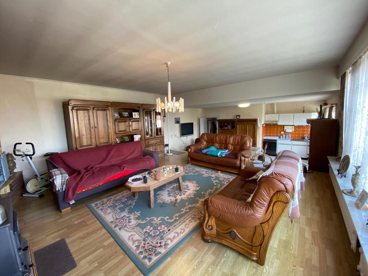 Bedrijfsgebouw met appartement op commerciële ligging 