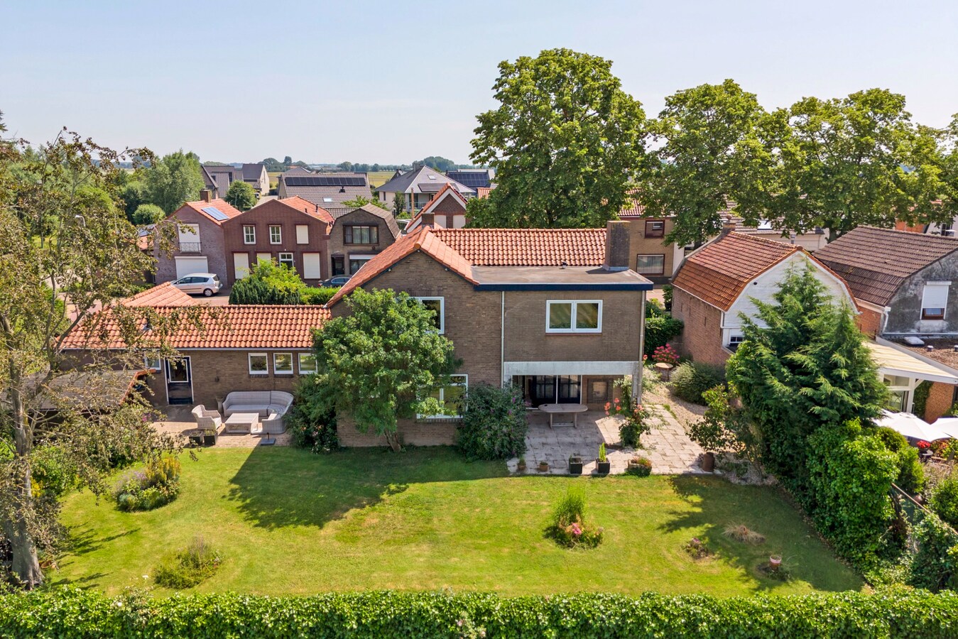 Vrijstaande woning met vijf slaapkamers, garage en royale tuin 
