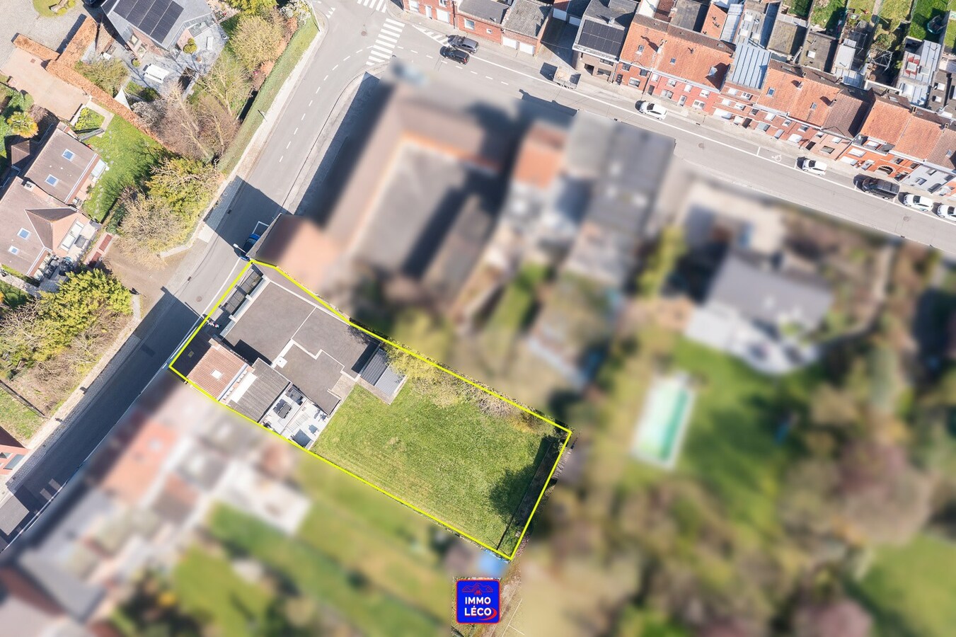 3 façades érigée sur 875m² avec terrain à bâtir, parking privé, double garage. 