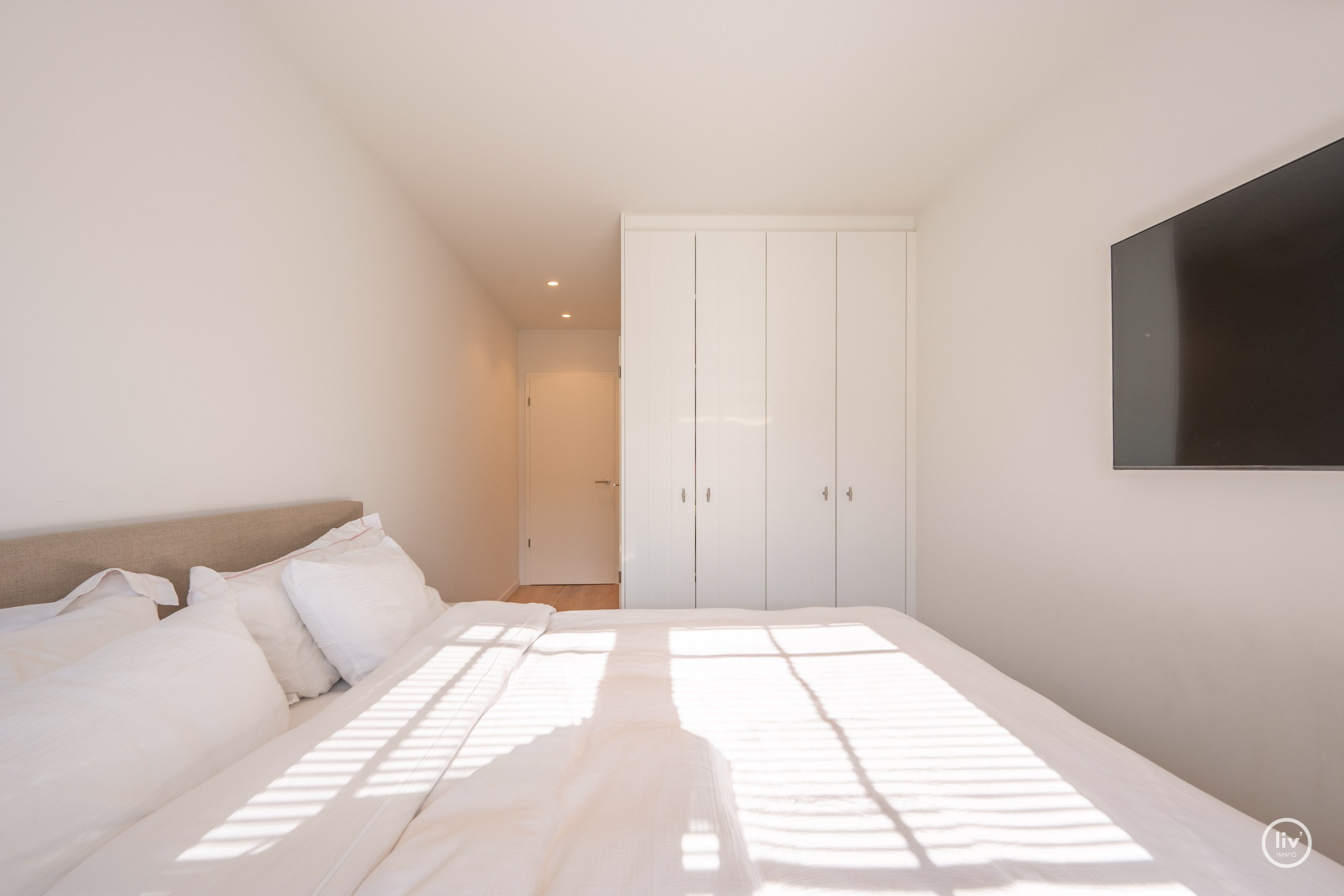 Magnifique, spacieux et récent (2015) appartement avec 3 chambres à coucher complètes et une terrasse ensoleillée, bien situé sur l'avenue Léopold à Knokke. 