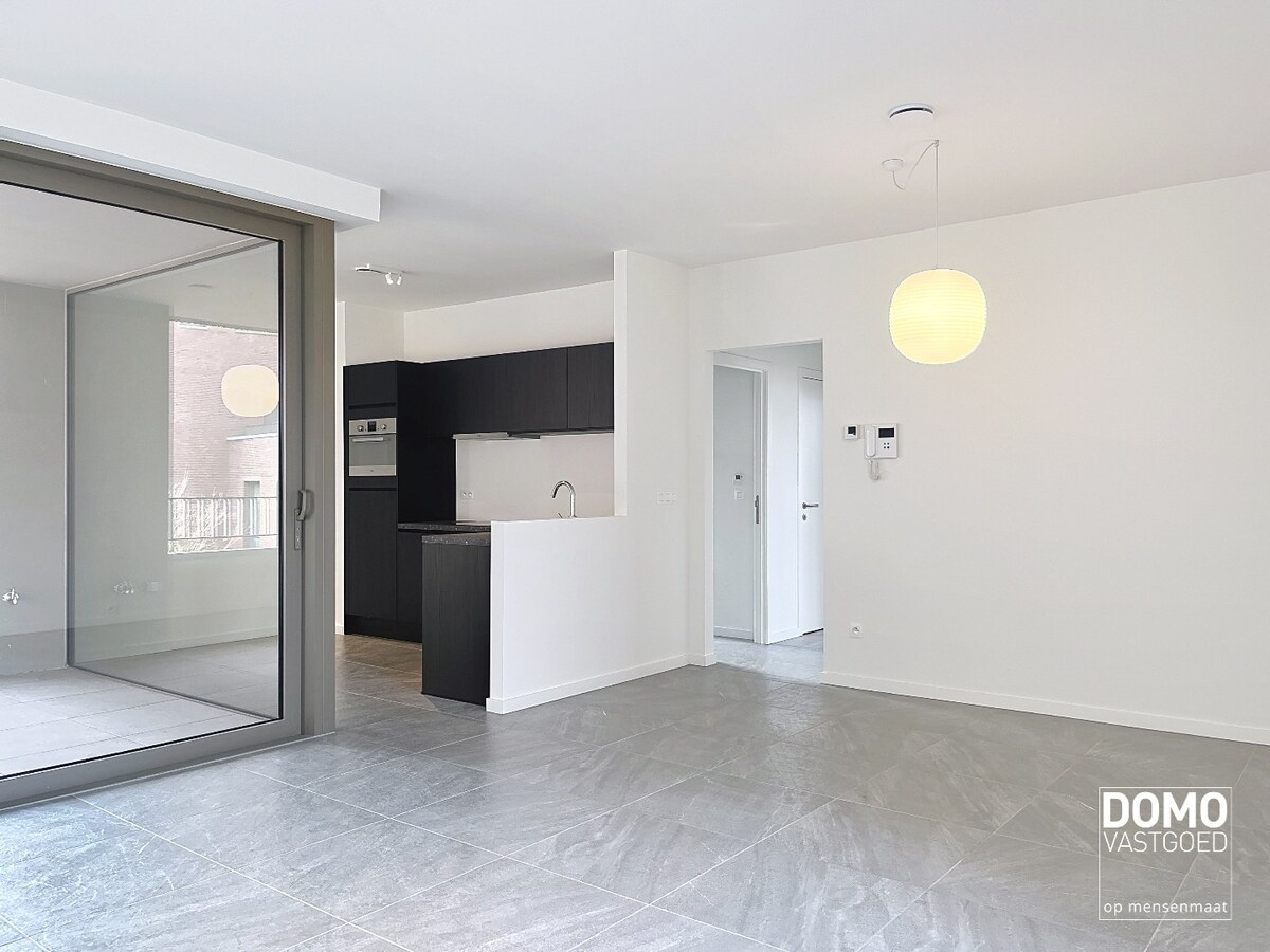 PRACHTIG APPARTEMENT MET ZONNIG TERRAS, 2 SLAAPKAMERS EN GARAGEBOX TE HUUR IN HET CENTRUM VAN HASSELT 