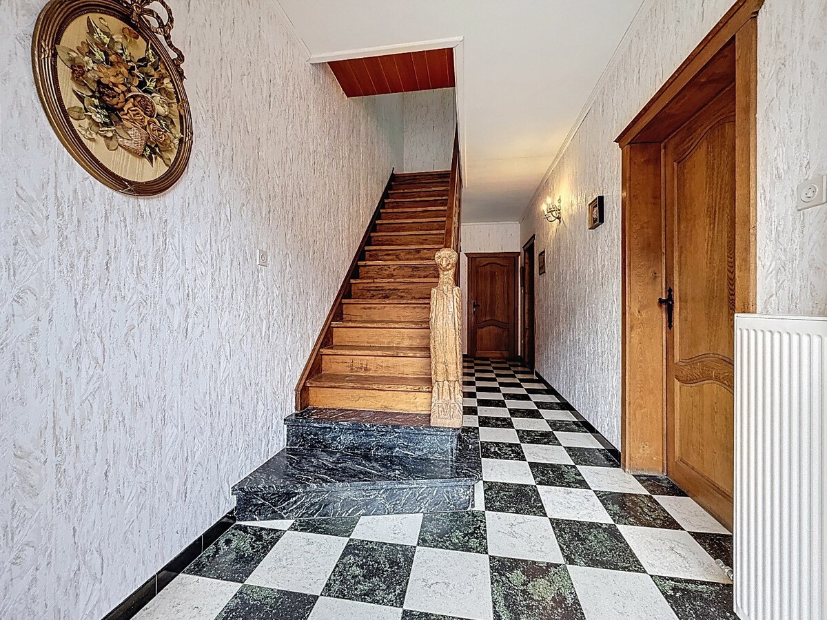 Op te frissen (gezins)woning met garage en tuin te Bevegem 