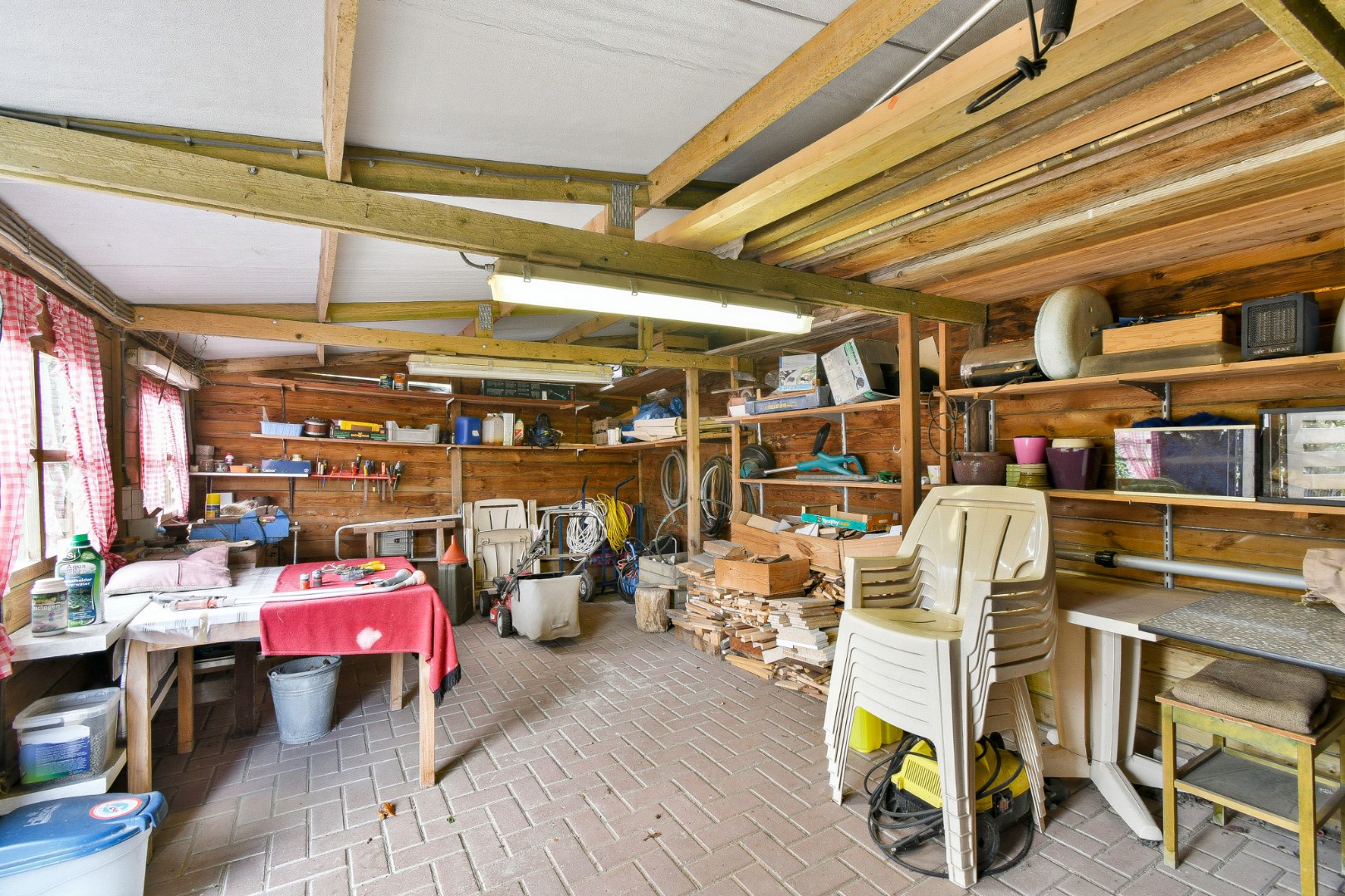 Alleenstaande villa op ruim perceel van 854 m2 in rustige woonwijk te Gistel 