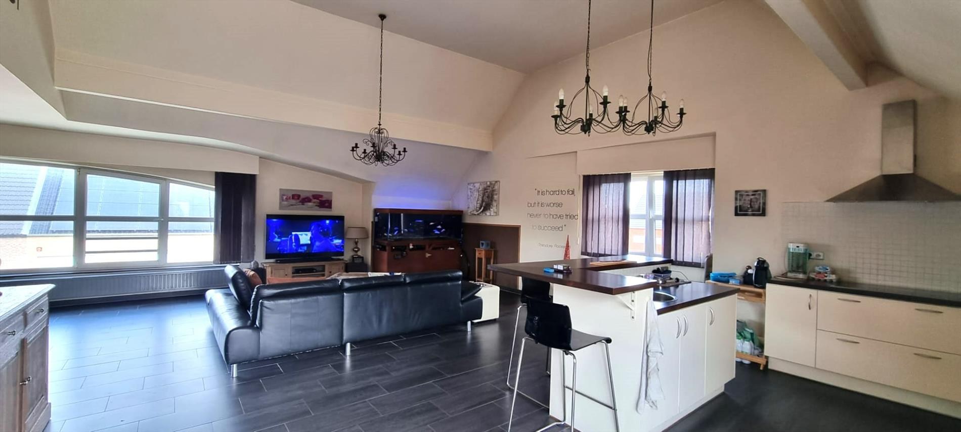 Zeer ruim duplex appartement met 3 slaapkamers in centrum Geel 