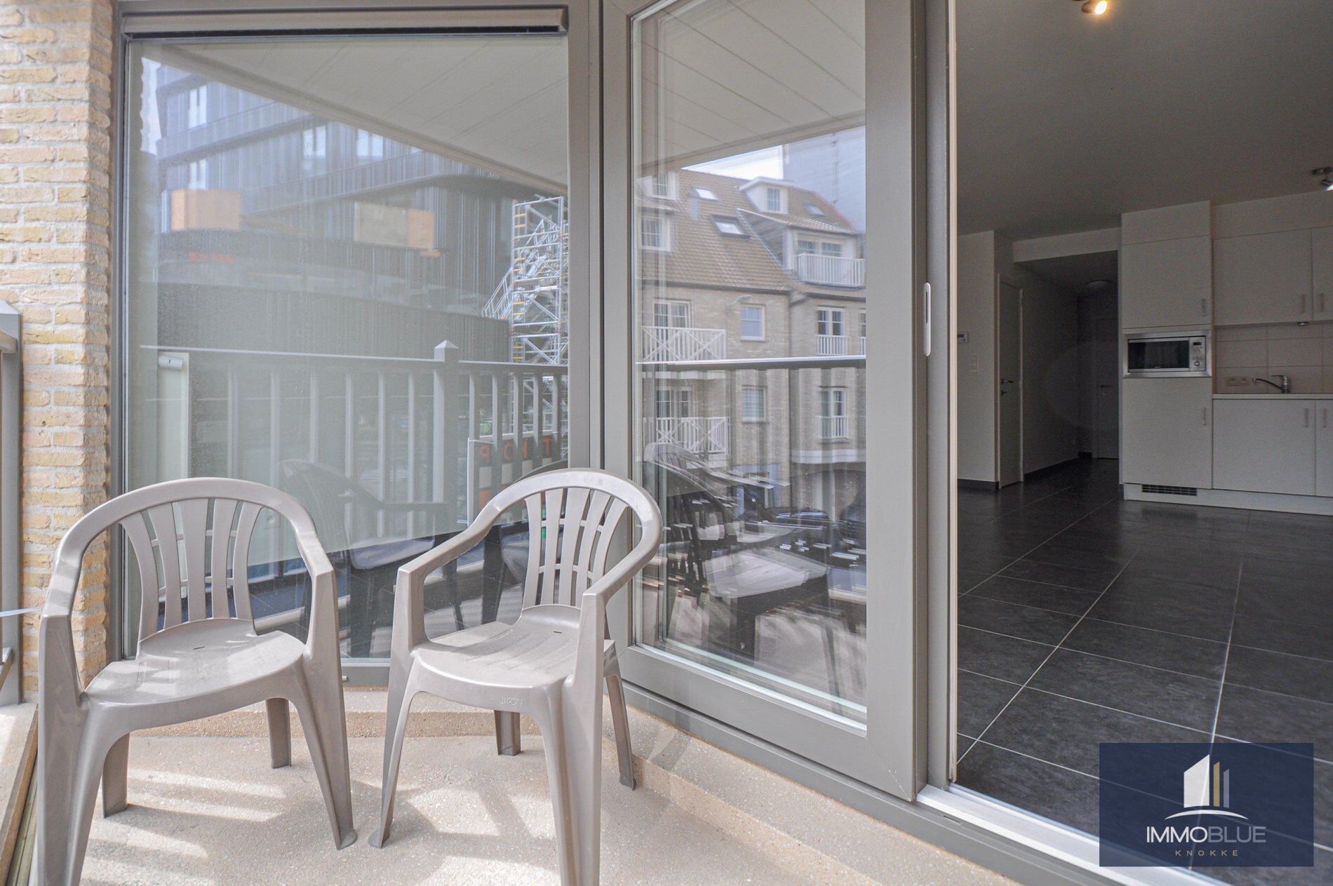 Appartement idéalement situé avec vue partielle sur la mer et sur le centre commercial. 