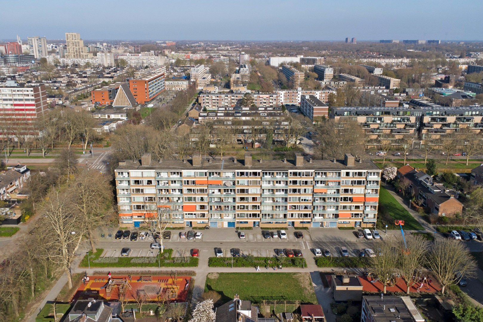 Dit 3 (voorheen 4) kamer appartement is helemaal naar eigen smaak te realiseren met 2 slaapkamers (3e slaapkamer is gemakkelijk te realiseren), 3 balkons, berging in de onderbouw en gelegen op eigen g 