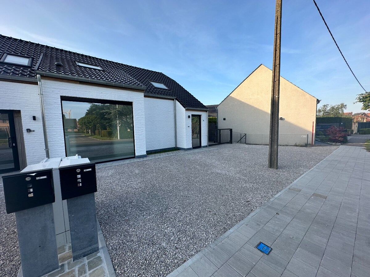 Uitstekend gelegen, halfopen woning met twee slaapkamers 