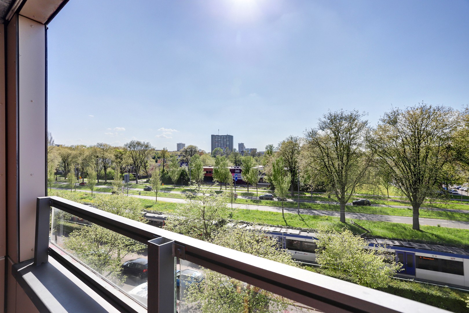 Zonder klussen te betrekken dit 2-kamer appartement op de 4e verdieping met zonnig balkon, moderne badkamer, 1 slaapkamer en berging in de onderbouw! 