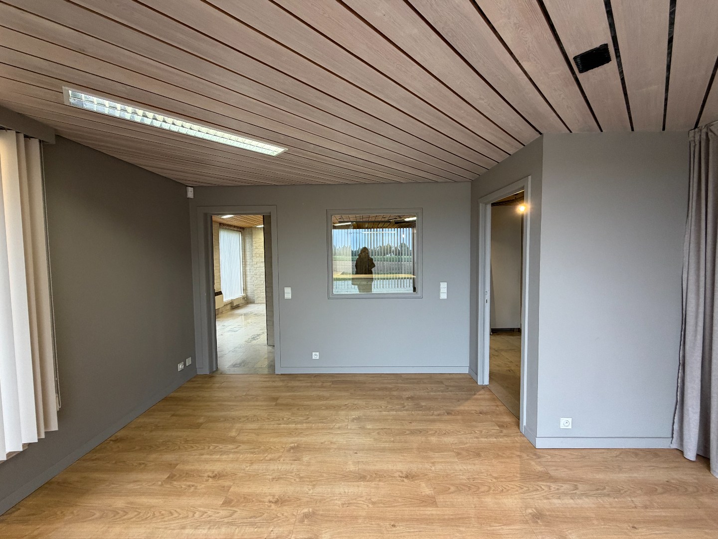 Commerciële ruimte van 134 m² met bijhorende parkingplaatsen 
