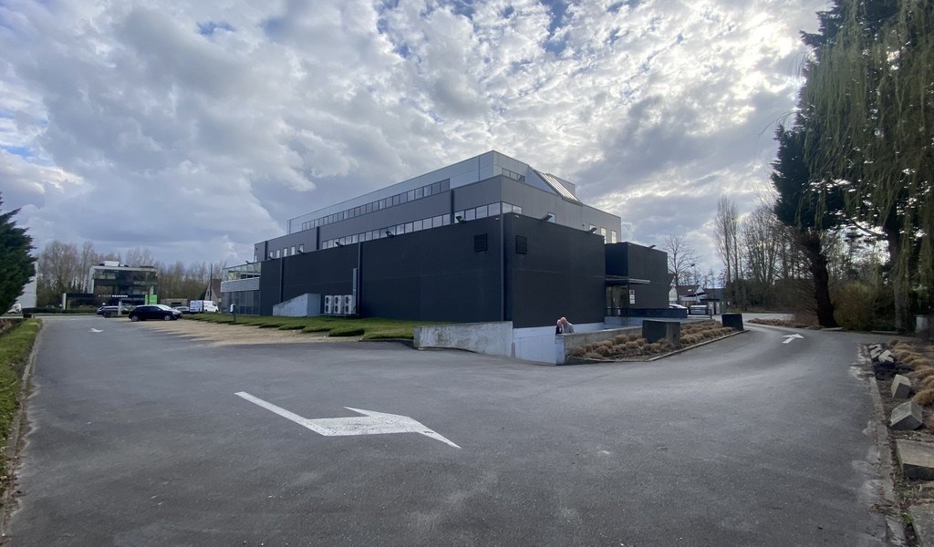 Ingedeelde kantoorruimte met parking te huur in Sint-Martens-Latem