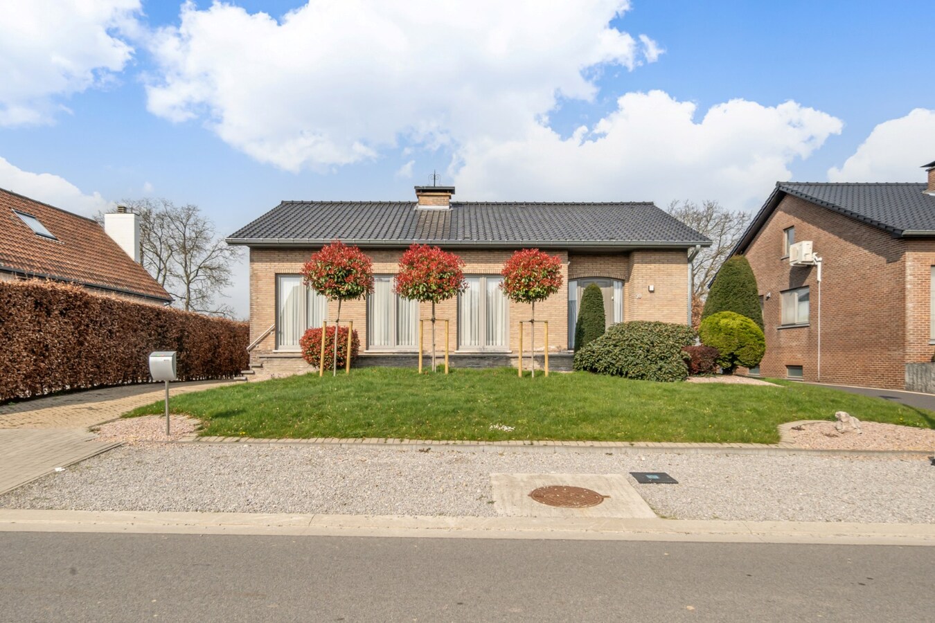 Zeer goed onderhouden gelijkvloerse gezinswoning op een riant perceel van 19a75ca op een rustige locatie te Schalkhoven, een deelgemeente van Hoeselt. 