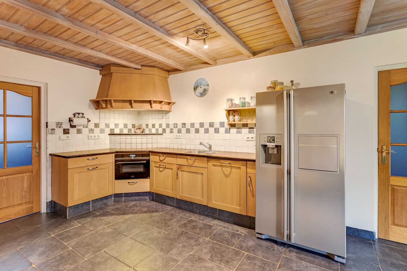 Vrijstaande woning met inpandige garage gelegen op een perceel van 784 m2 te Arendonk. 