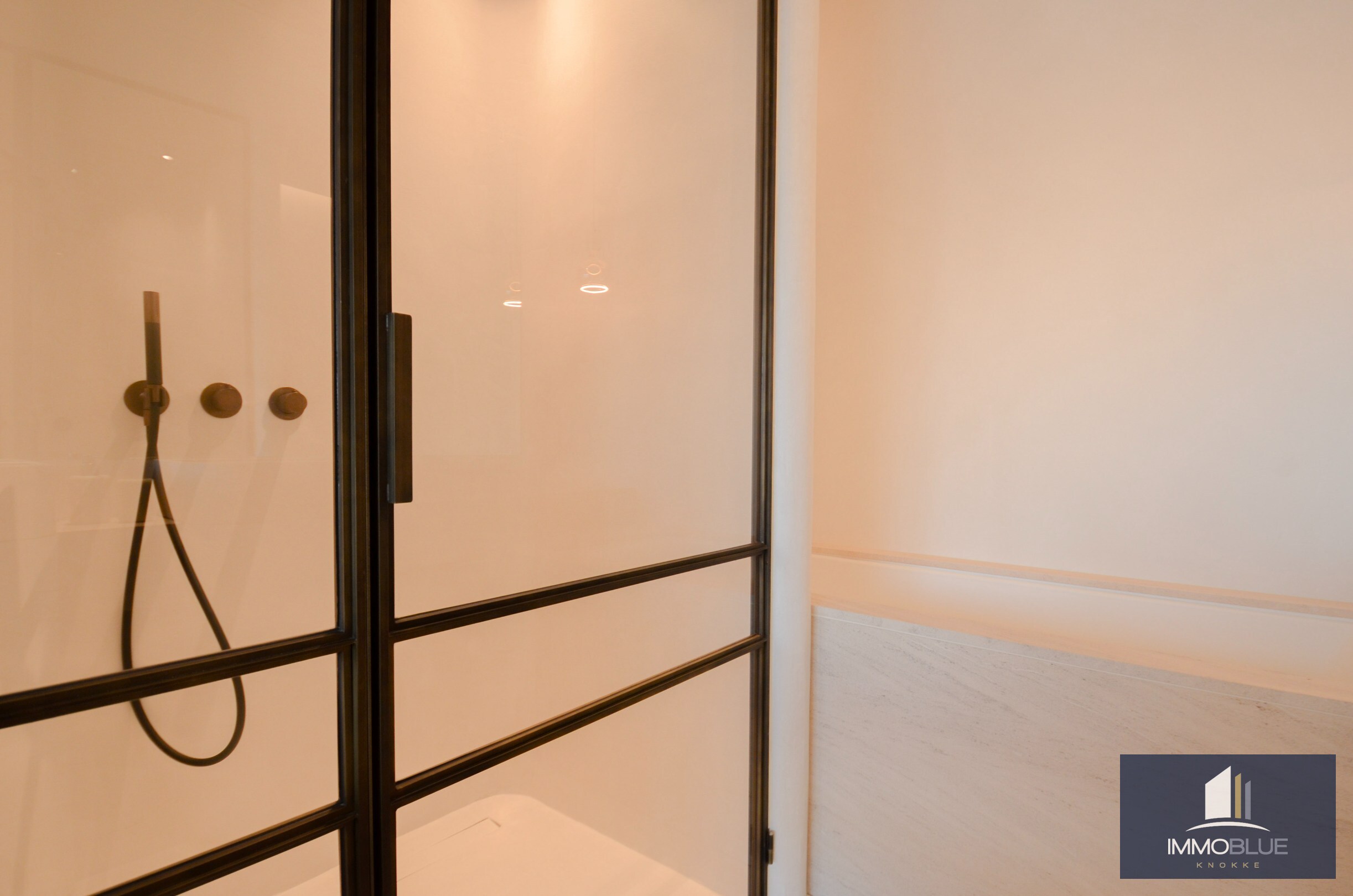 Uitzonderlijk gerenoveerd appartement met frontaal zeezicht in het Zoute. 