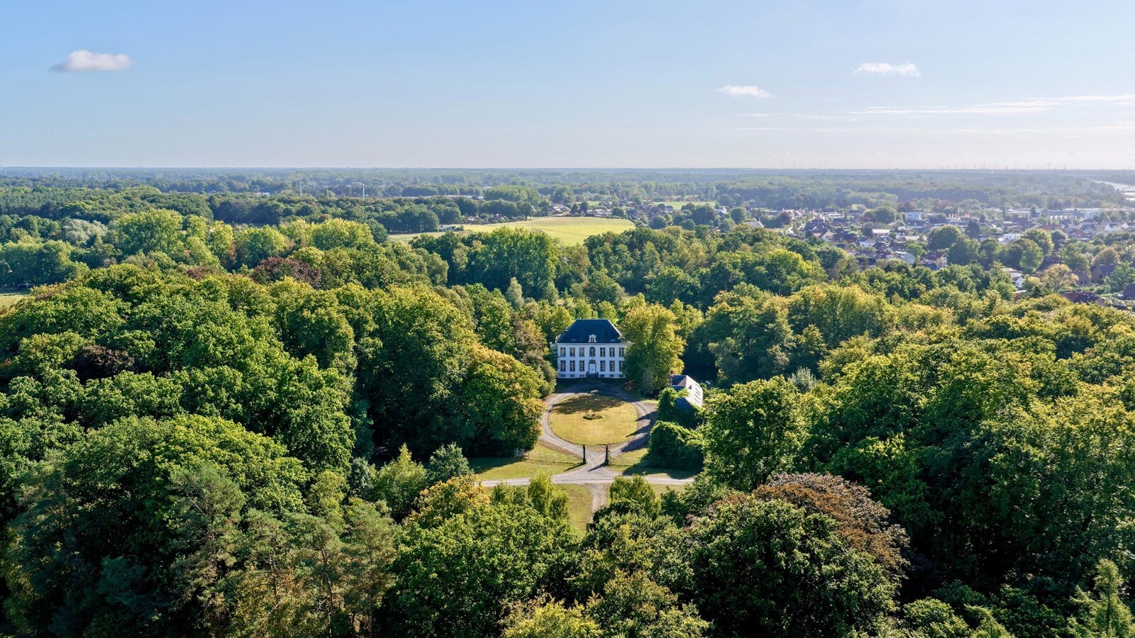 Exclusief kasteeldomein met 6 residenties en een feestzaal op ca. 42 ha te Zandhoven 