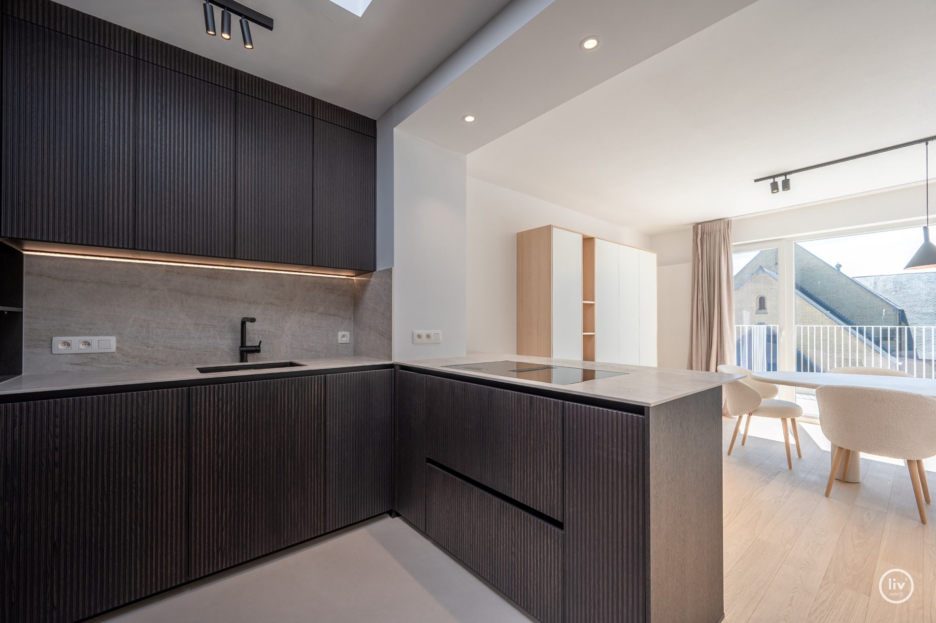 Lichtrijke penthouse met open zicht op toplocatie nabij Dumortierlaan. 