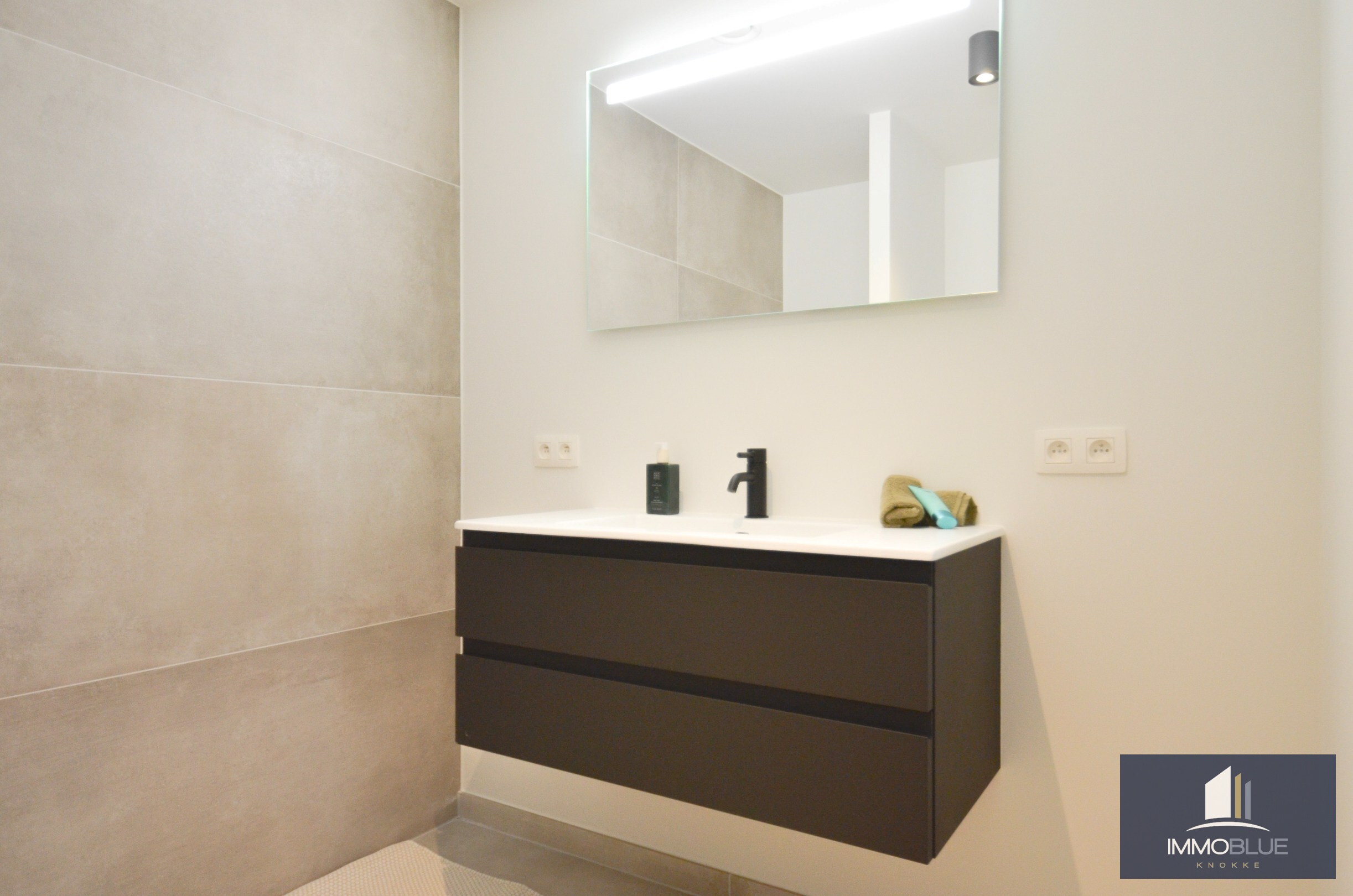 Appartement élégant avec spacieuse terrasse ensoleillée dans la résidence The Tower. 