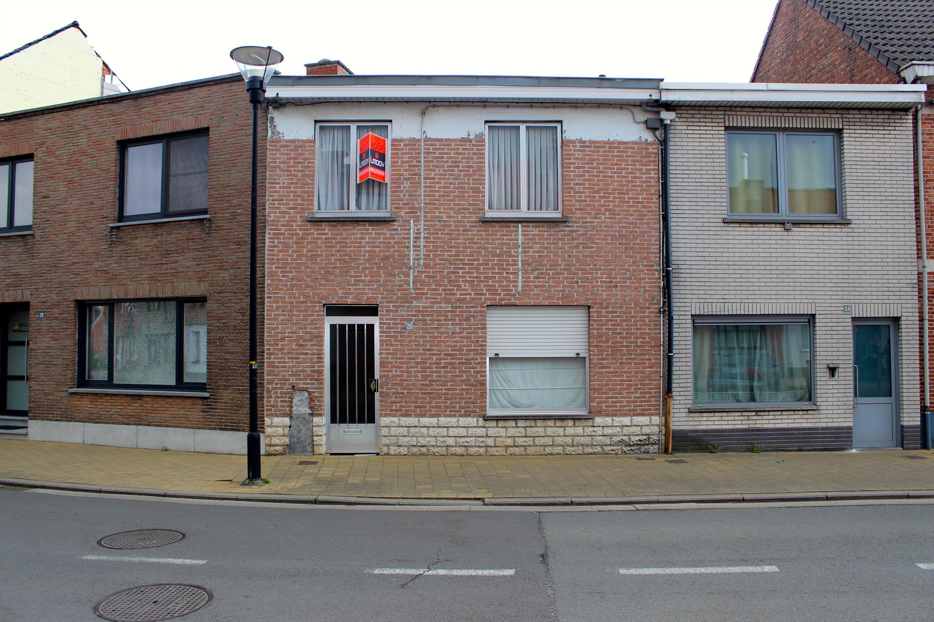 Te renoveren rijwoning met zonnige tuin 