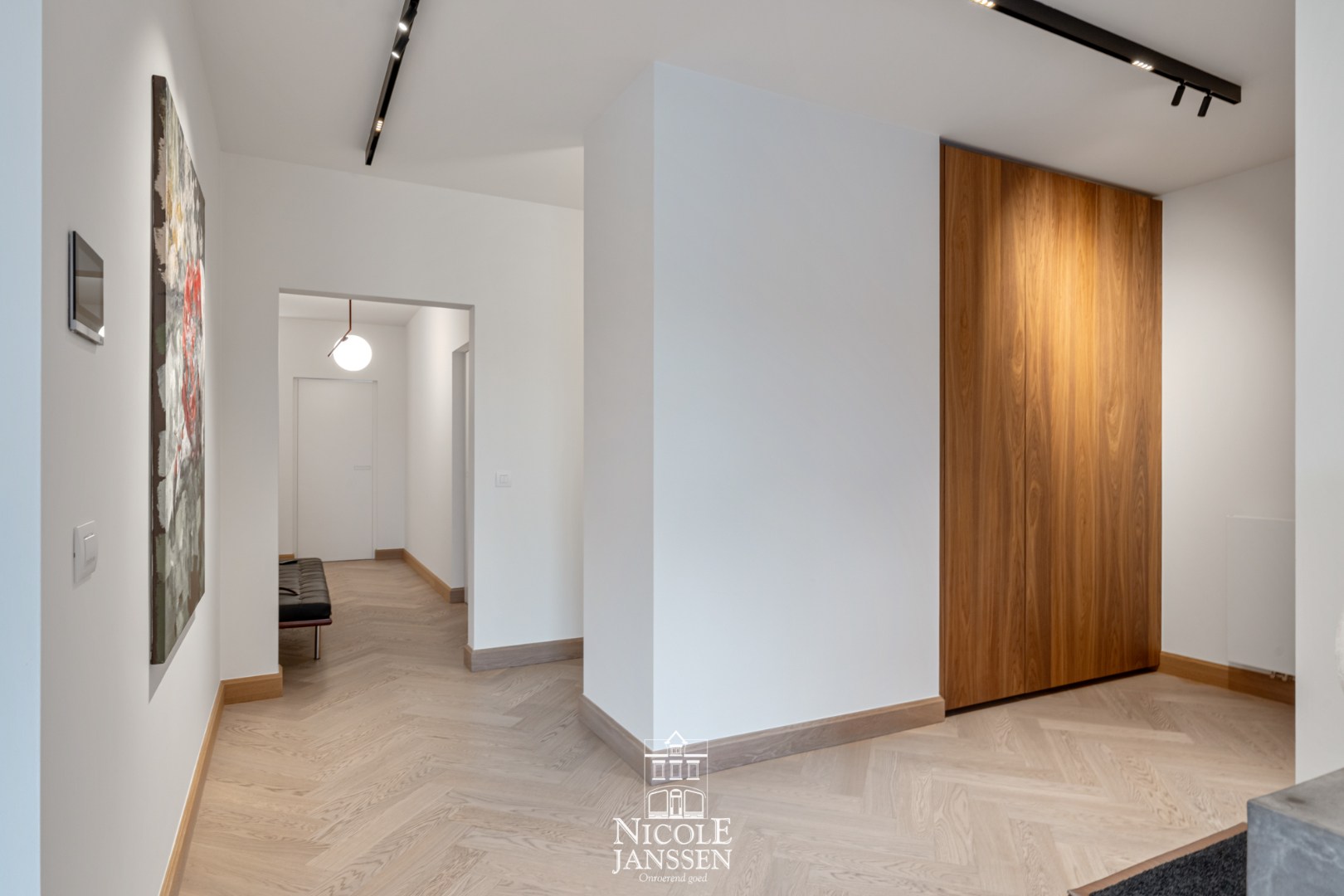 Ruime inkomhal met stijlvolle ingebouwde kastenwand