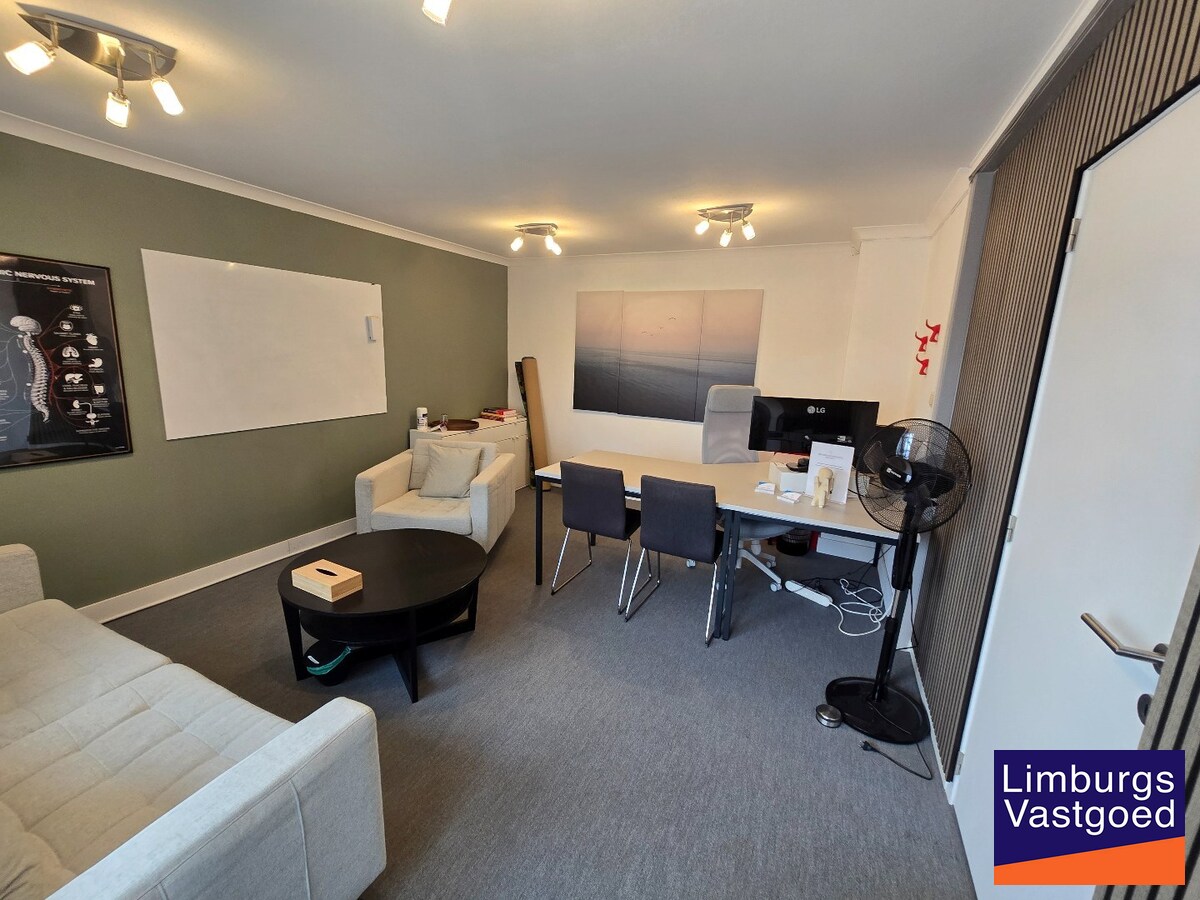 Gelijkvloerse kantoorruimte 108 m² met privé parkeerplaatsen 