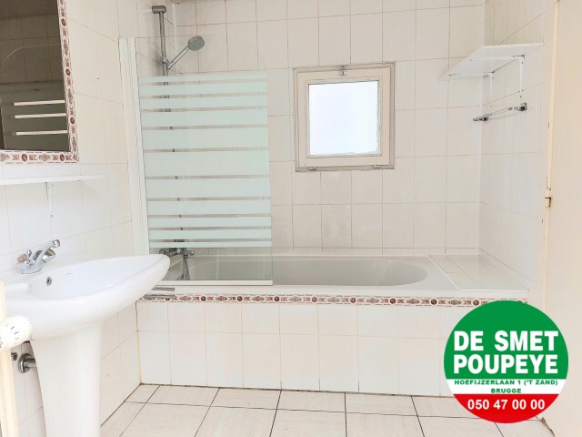 Commerciële winkelruimte met bovenliggend appartement 